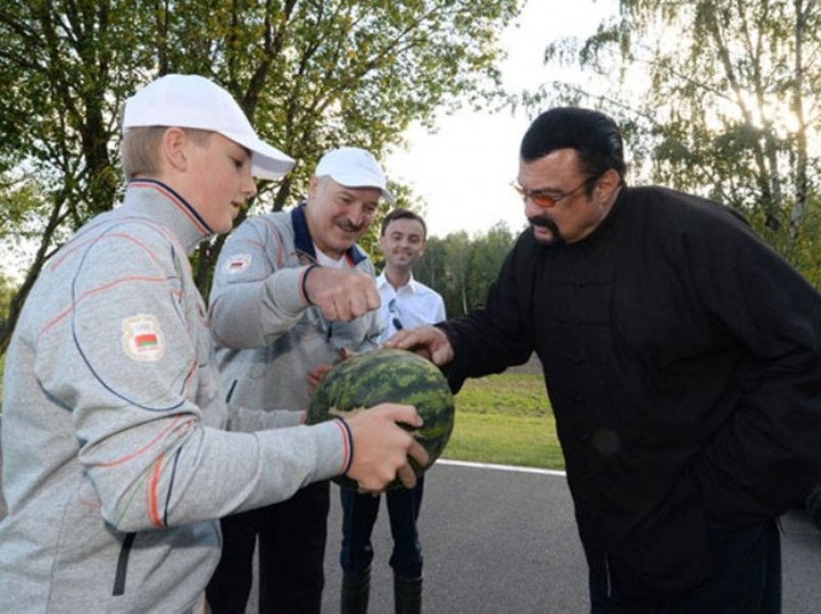 Lukašenko poslužio Stivena Sigala povrćem iz svoje bašte