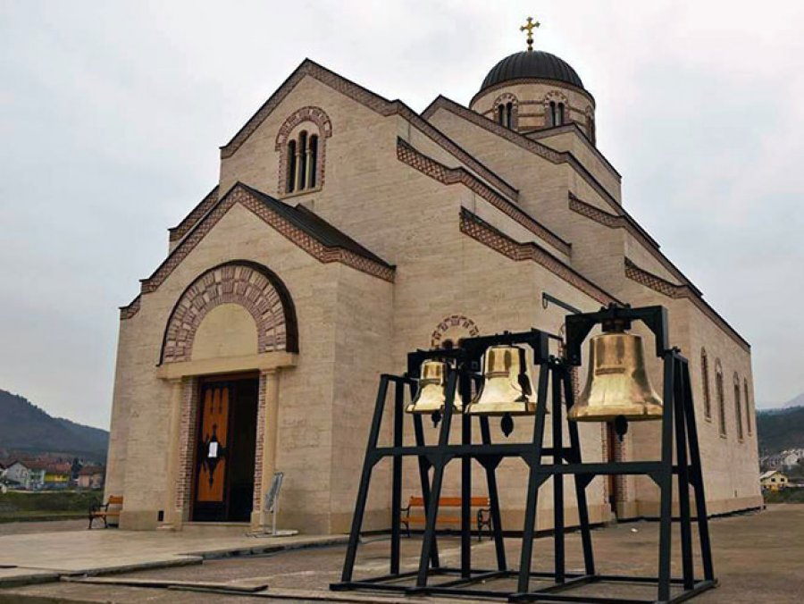 Postavljena zvona ispred Hrama u Andrićgradu