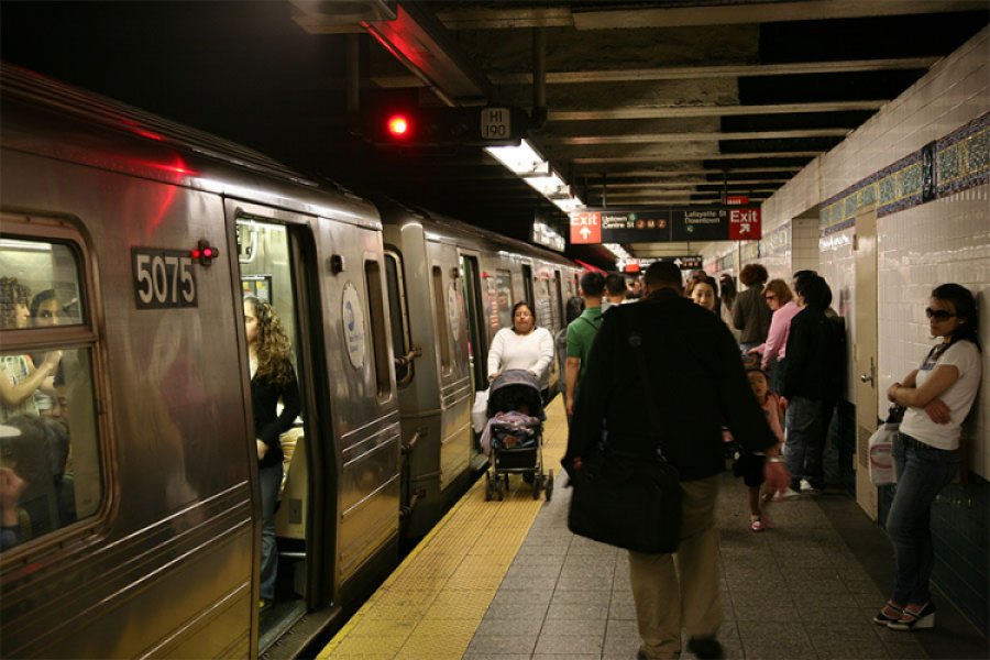 Djevojčica poginula u metrou, ispao joj mobilni na šine