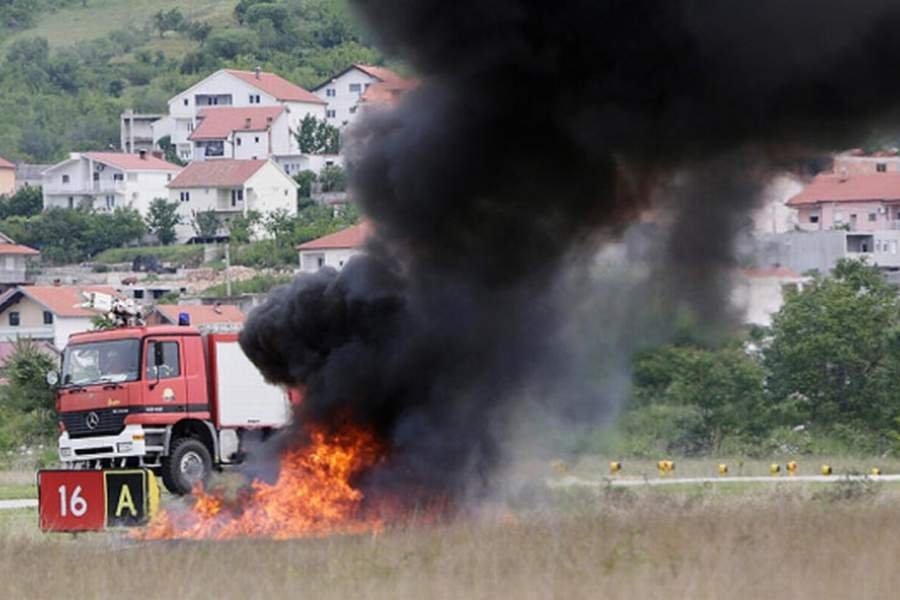 Srušio se avion u Mostaru, poginuli instruktor i troje djece