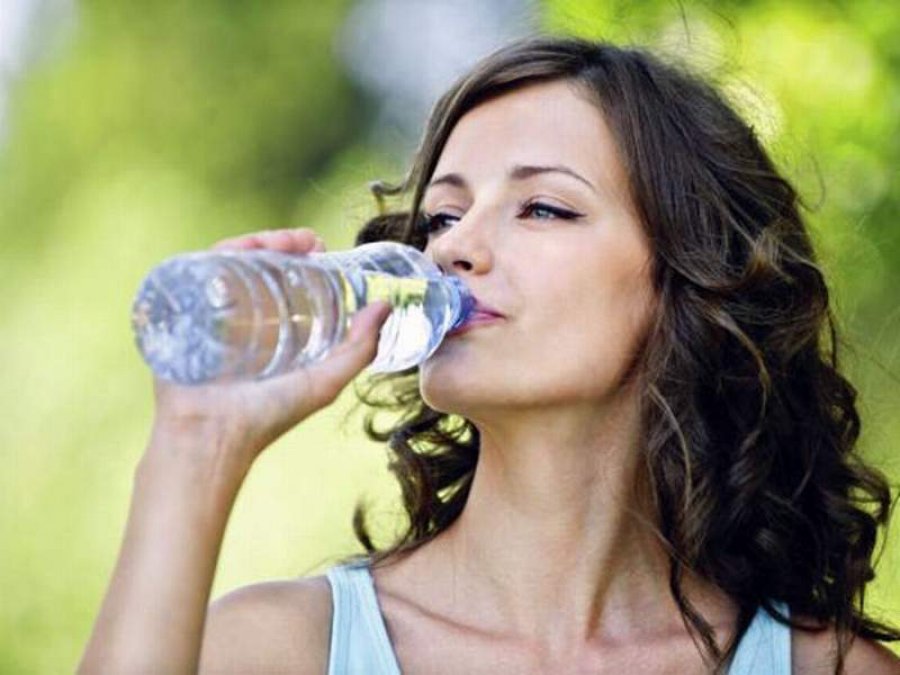 Zašto ne smijete piti vodu iz flaše koja je stajala u autu