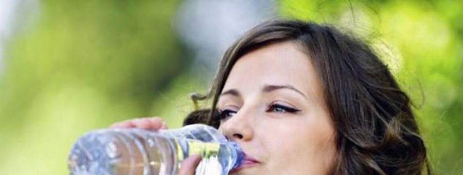 Zašto ne smijete piti vodu iz flaše koja je stajala u autu