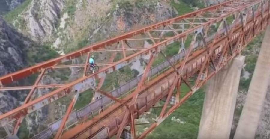 Biciklom preko zastrašujućeg mosta na Maloj rijeci