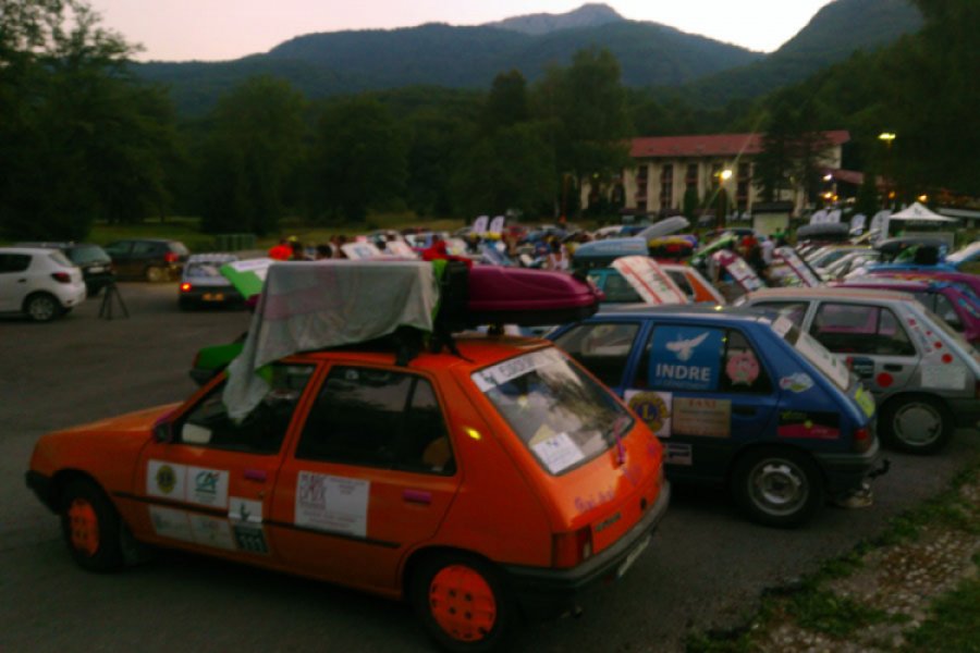 Francuzi u autima Peugeot 205 promovišu Sutjesku