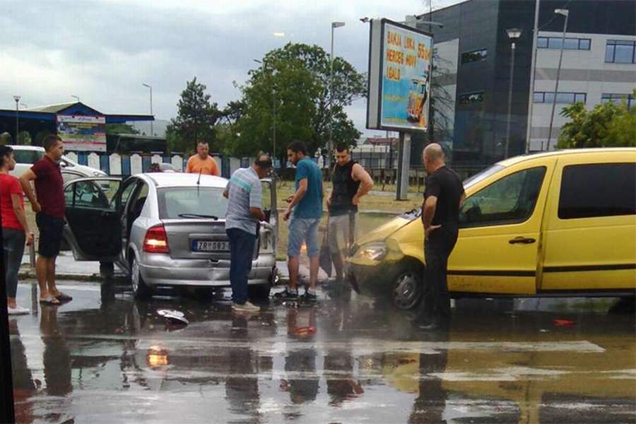 Udes kod Autobuske stanice, upozorenje na klizavu cestu