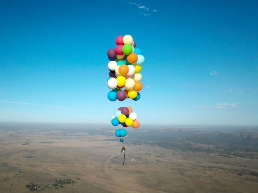 Poletio privezan za balone, završio na 2.500 m visine
