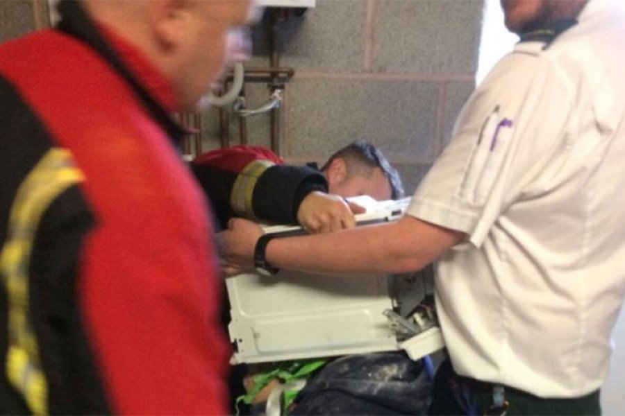 Vatrogasci spašavali mladića koji je zacementirao glavu u mikrovalnu