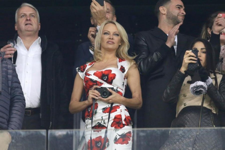 Pamela Anderson napravila pometnju na kultnom stadionu
