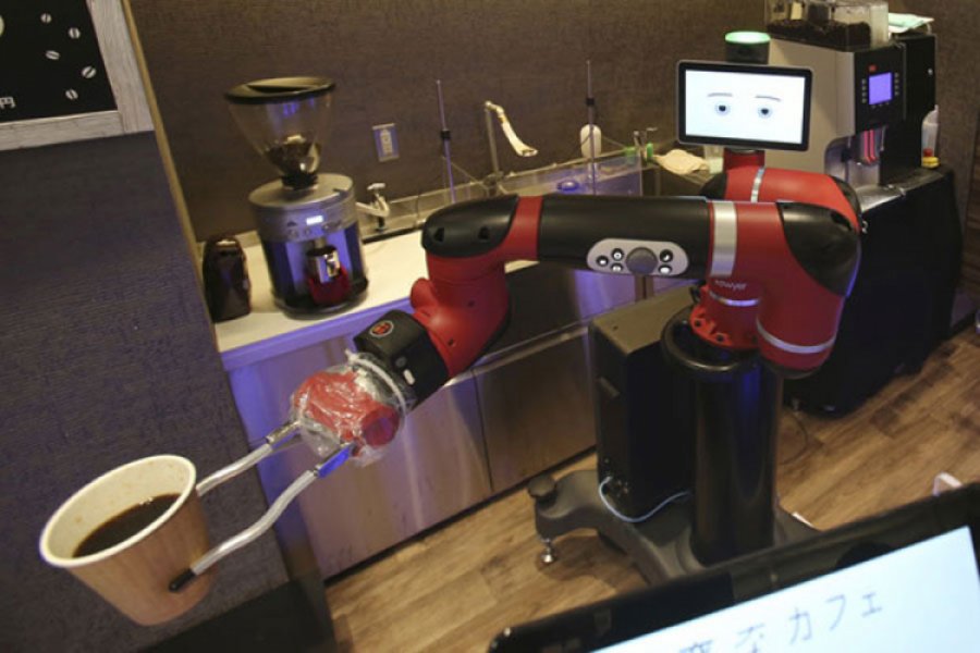 Robot u kafiću služi kafu