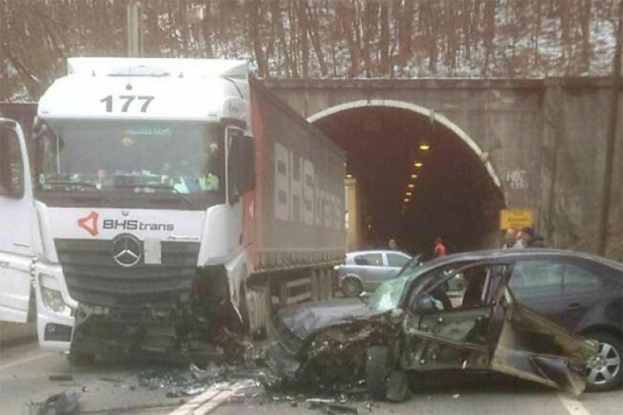 Teška saobraćajka na ulazu u tunel Karaula