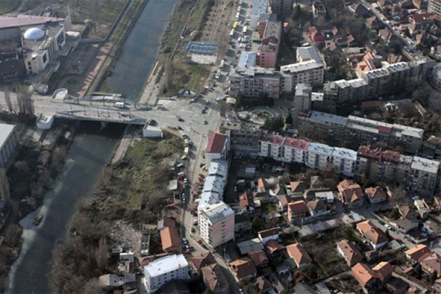 Sjeverna Mitrovica izlijepljena plakatama "10 godina okupacije Kosova i Metohije"