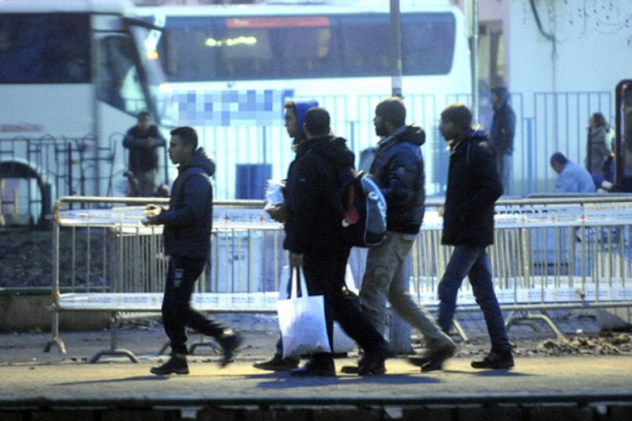 Migranti u grupama borave oko Željezničke stanice u Sarajevu