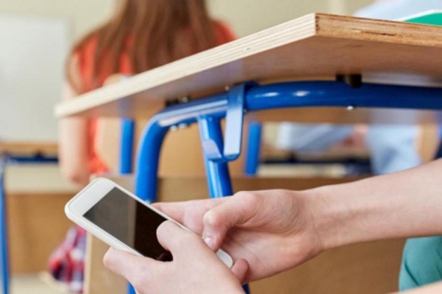 Francuska protjeruje mobilne telefone iz škola