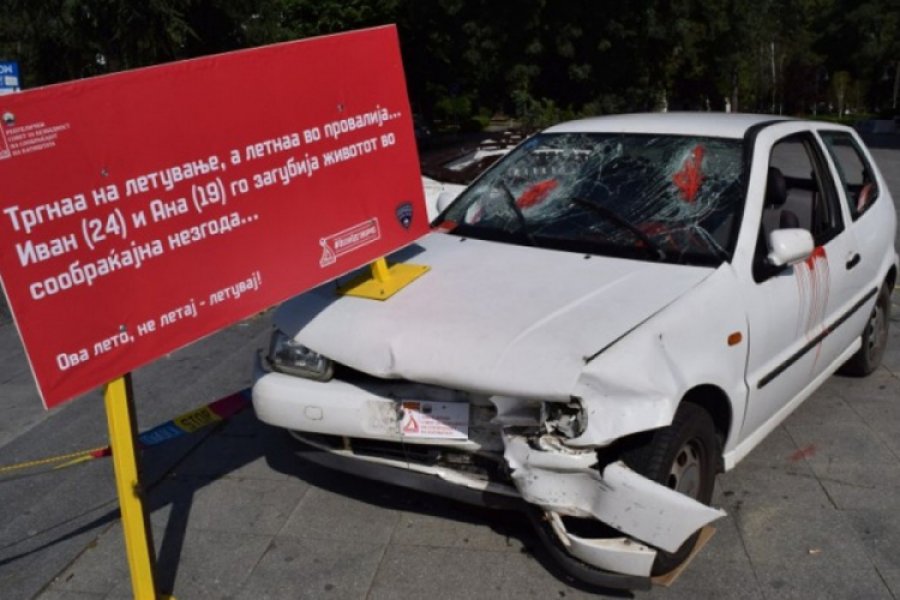 Automobil u kojem su poginuli mladić i djevojka izložen u Skoplju kao upozorenje vozačima