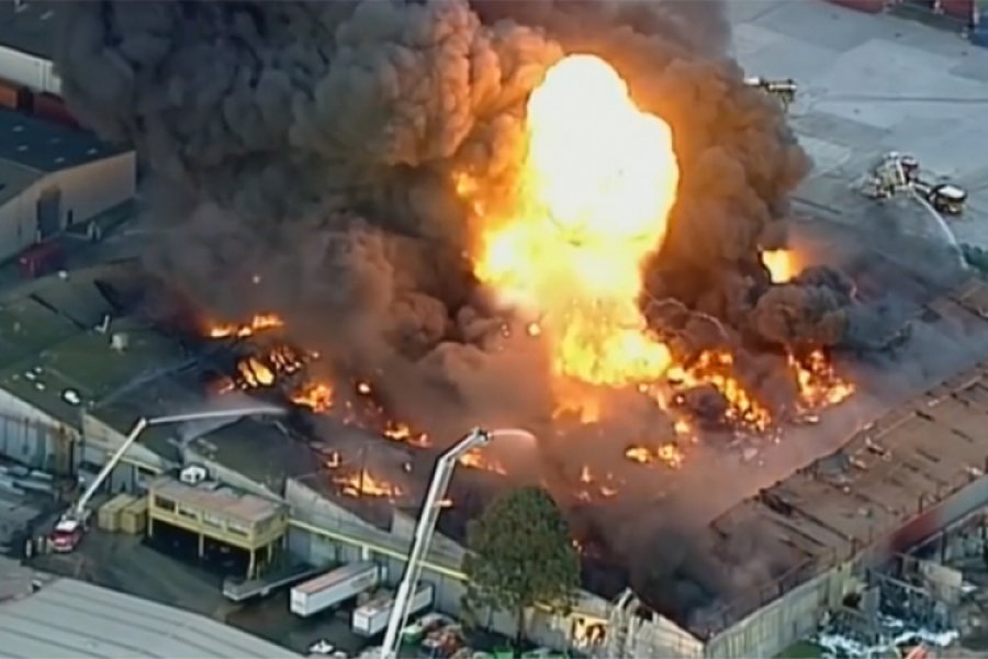 Melburn: Veliki požar, eksplozije, ljudi se guše