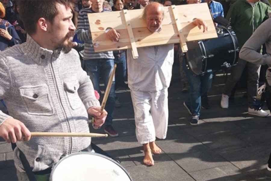 Zijah Sokolović prošetao Sarajevom okovan u “daske koje život znače”