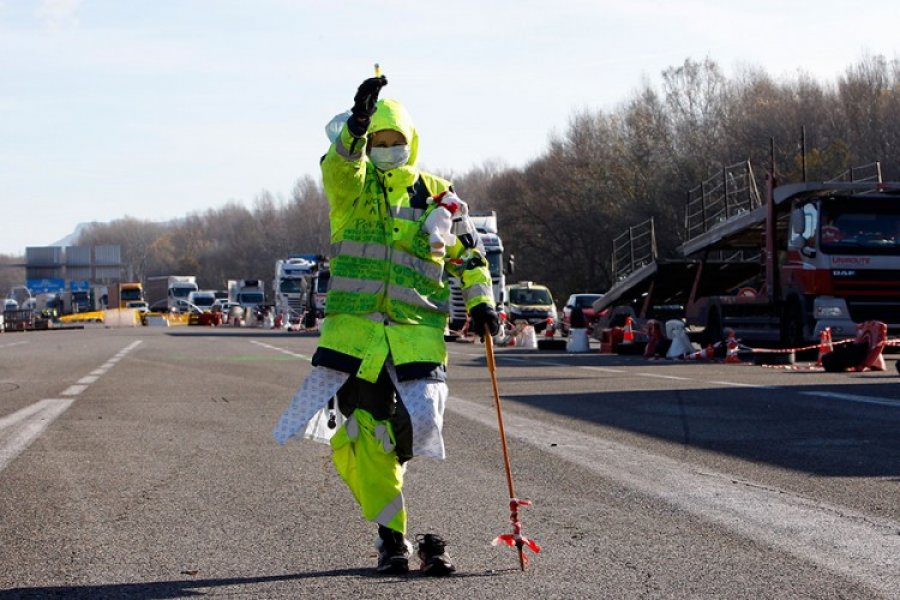 Pobjeda naroda: Francuski premijer objavio suspenziju akciza na gorivo