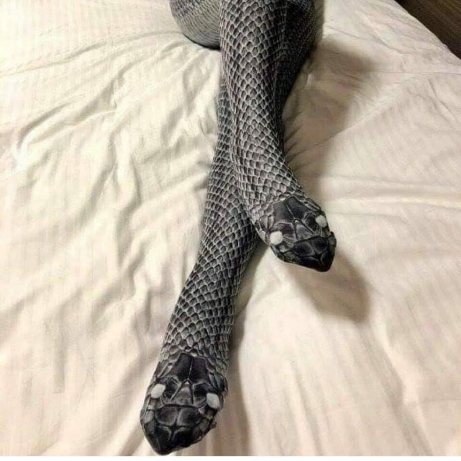 Htjela da iznenadi muža "seksi" čarapama, on joj polomio nogu