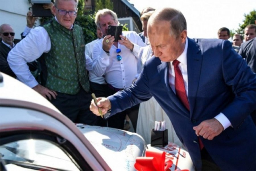 Buba sa potpisom Vladimira Putina prodata za 20.000 €
