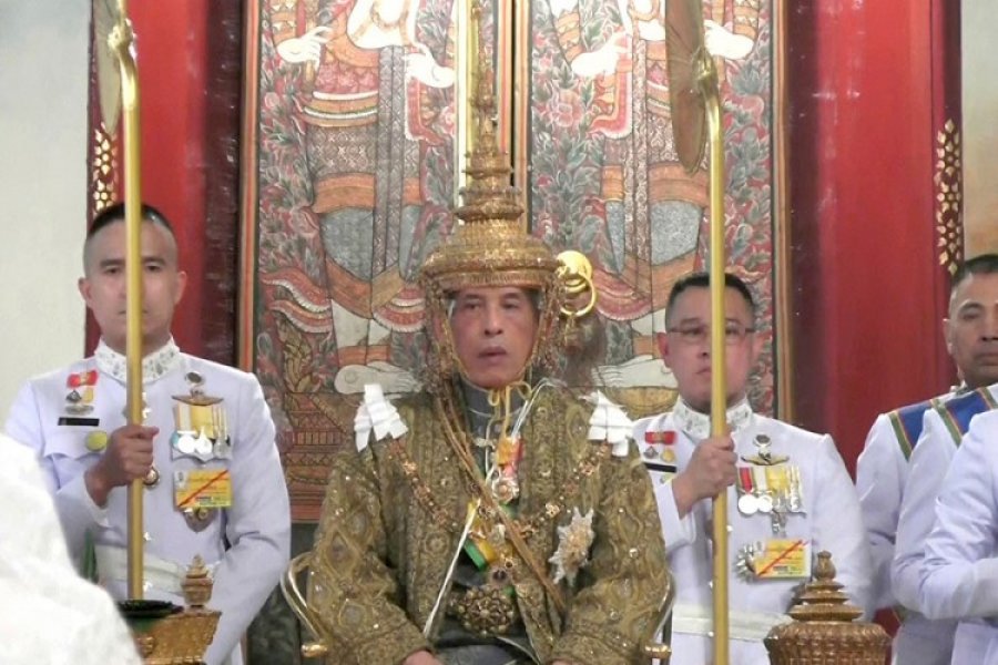 Krunisan kralj Tajlanda, na glavi mu kruna od 7,3 kg