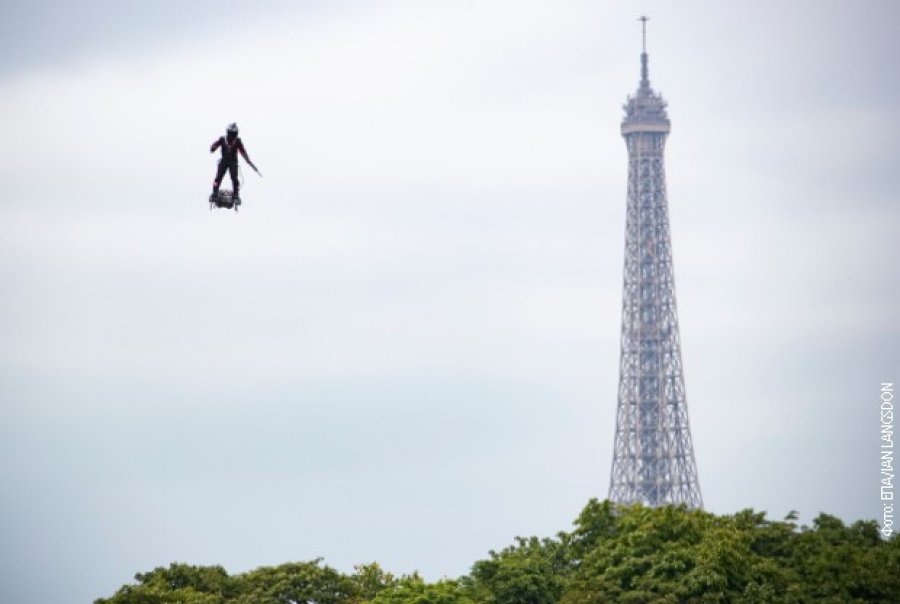 "Leteći čovjek" sa puškom u ruci na vojnoj paradi u Parizu