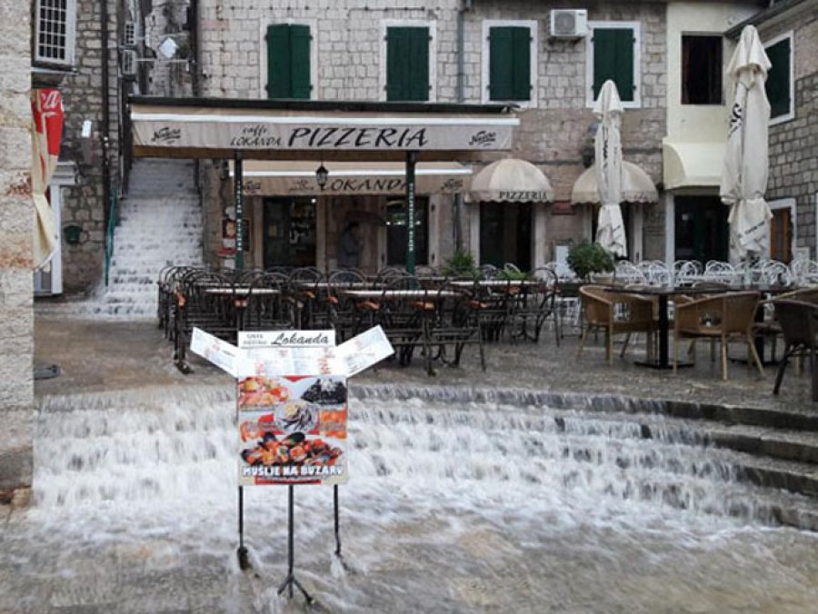 Haos u Crnoj Gori: Izlile se rijeke, saobraćaj otežan