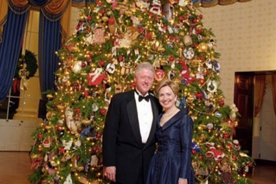 Klintonovoj fali Bijela kuća: Čestitala Božić uz staru fotografiju​​