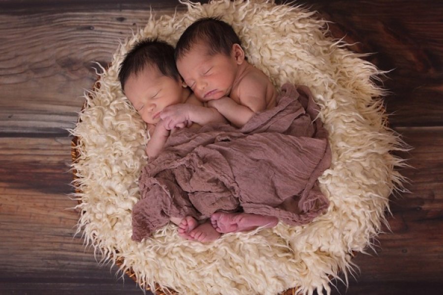Pet trudnica rodilo blizance za jednu noć