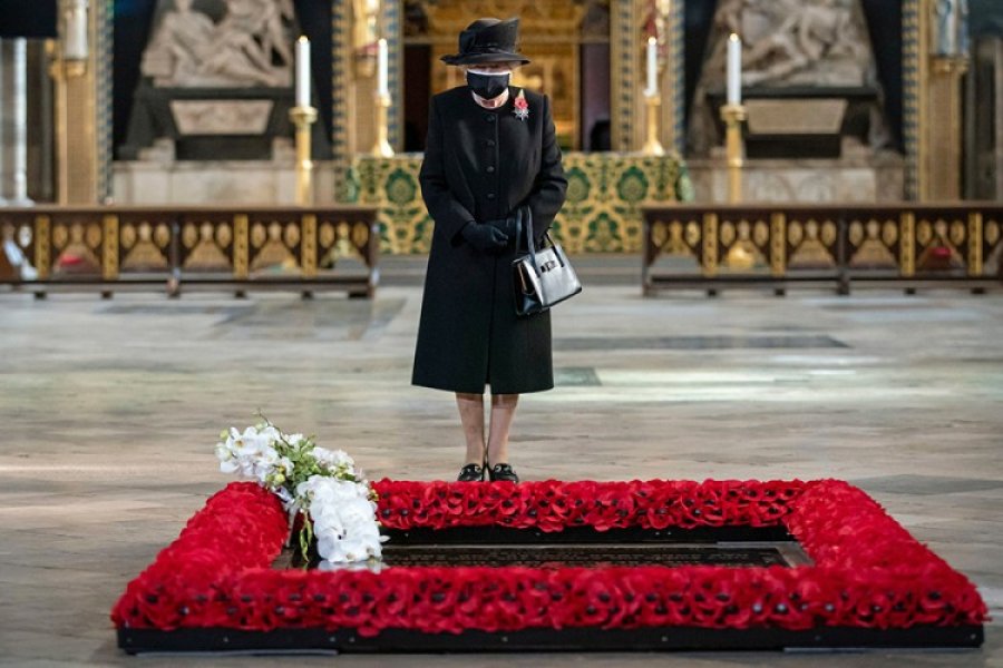 Kraljica Elizabeta prvi put sa maskom u javnosti