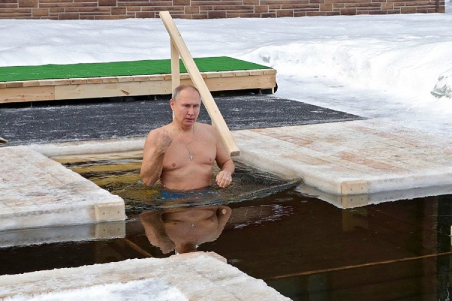 Putin zaronio u ledenu vodu povodom Bogojavljenja
