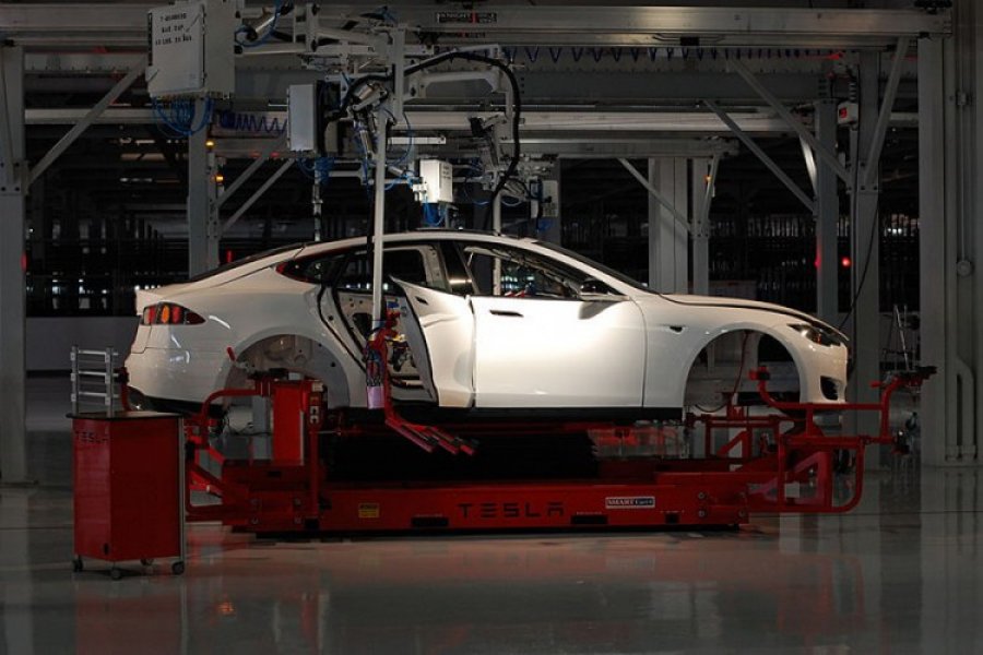Tesla mora da povuče 12.300 vozila