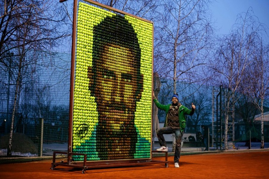 Mozaik od teniskih loptica sa Đokovićevim likom