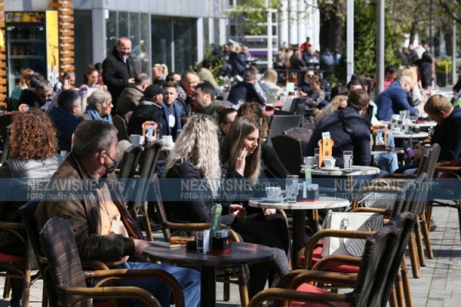 Bašte kafića ponovo rade, građani Srpske uživaju u kafi