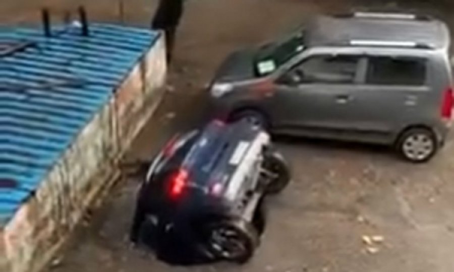 Parking se otvorio i progutao automobil