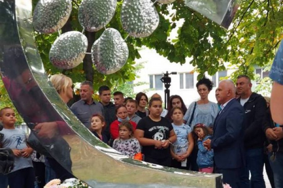Djeca iz Gline položila cvijeće na Spomenik 12 banjalučkih beba
