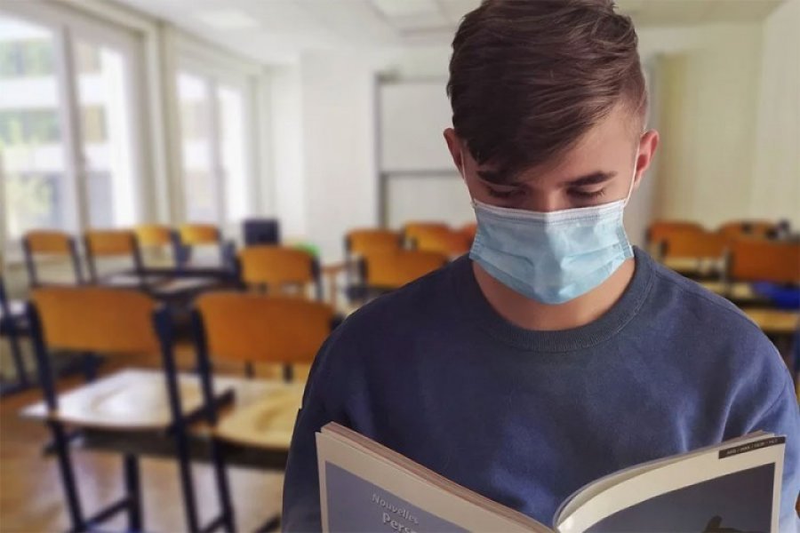 Đaci i nastavnici u škole sa maskama