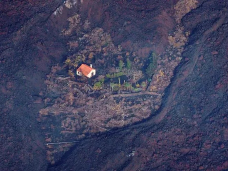 Lava spržila sve pred sobom, ali je zaobišla jednu kuću