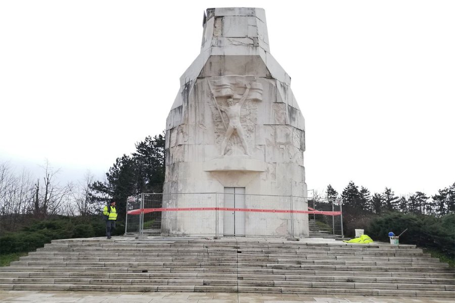 Zabranjen prilaz spomeniku na Banj brdu