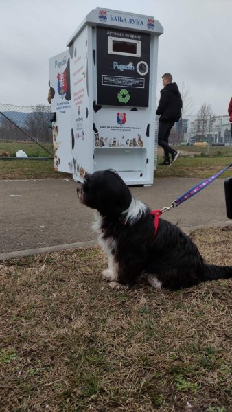 Banjaluka dobila prvi reciklažni aparat koji isporučuje hranu za pse