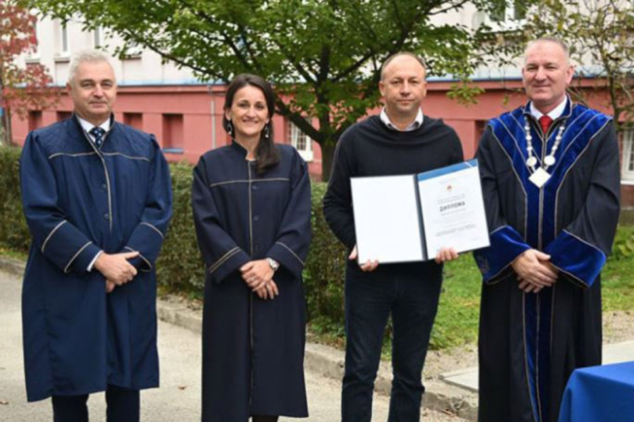 Banjalučanin završio fakultet u pedesetoj godini, išao na predavanje sa sinom