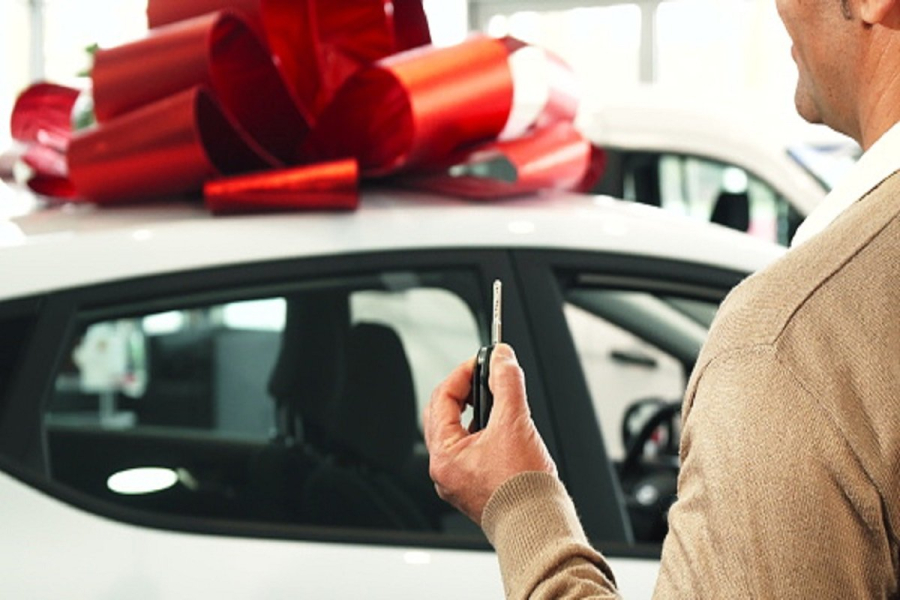 Vlasnik kompanije radnika nagradio novim automobilom