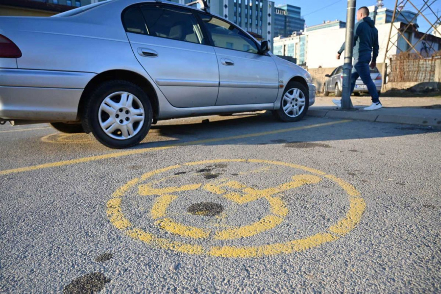 Koliko vozača je kažnjeno zbog parkiranja na mjesto za lica s invaliditetom