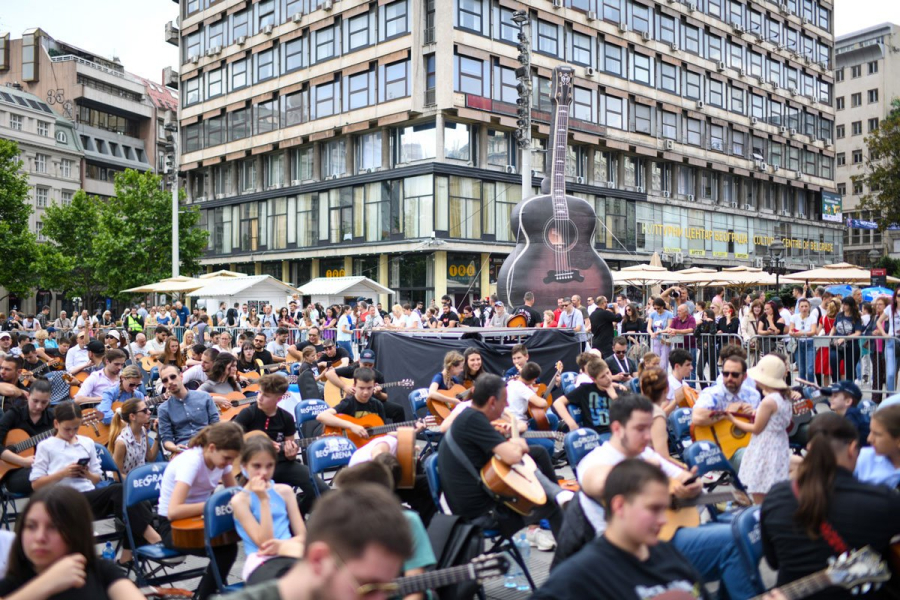 Rekord u centru Beograda: 1.000 gitarista sviralo istovremeno