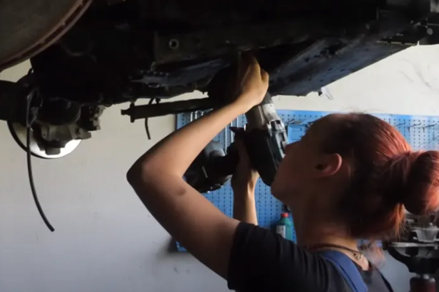 Bejta iz Viteza popravlja automobile