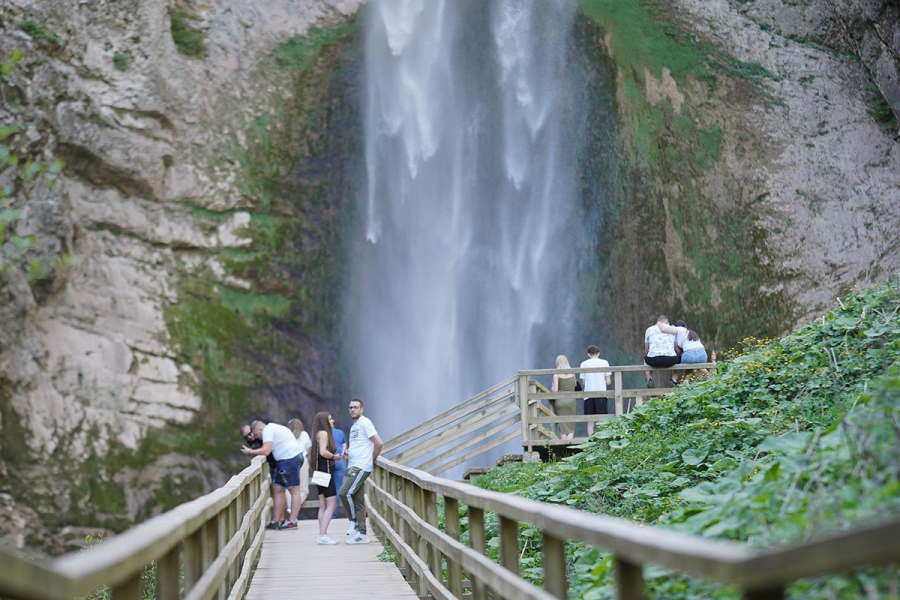 Sanski Most leži na devet rijeka