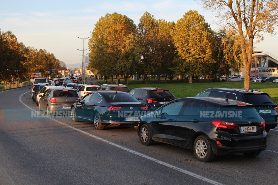 Ogromna gužva na graničnom prelazu Gradiška