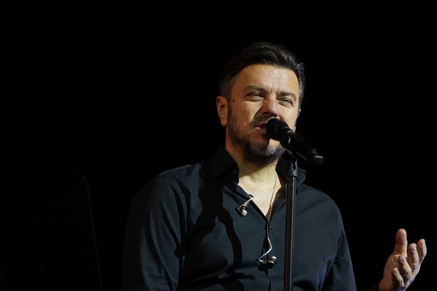 Boris Režak za Dan žena poklanja pjesmu "Ljubi me"