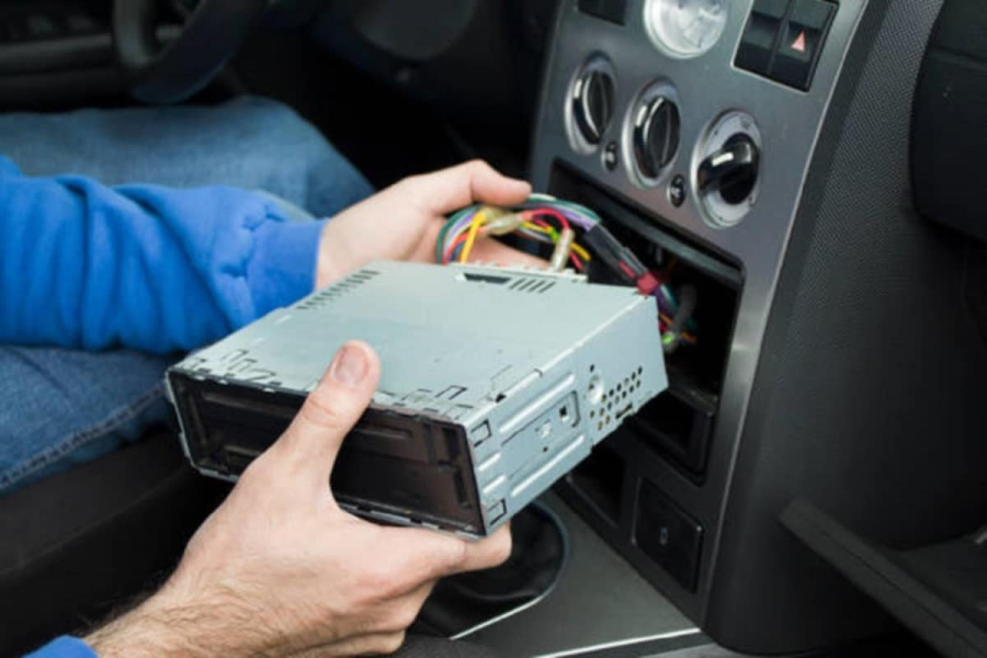 Ide li u zaborav klasični radio u autu?