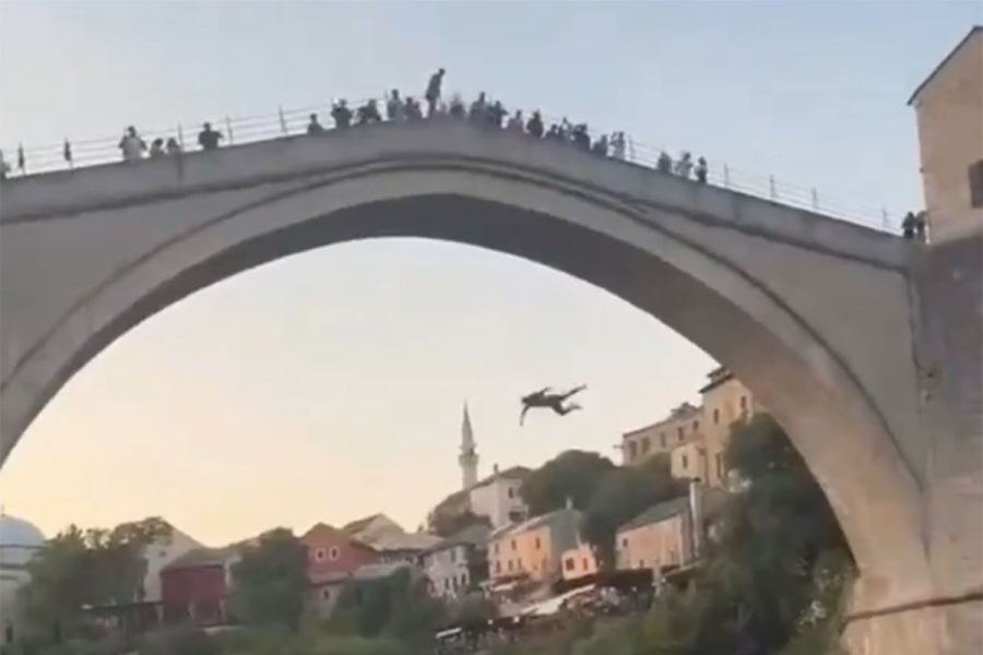 Turista skočio sa Starog mosta, Mostarci ga pretukli