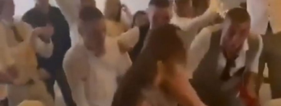 Doveli trbušnu pjevačicu na maturu pa pala sa stola